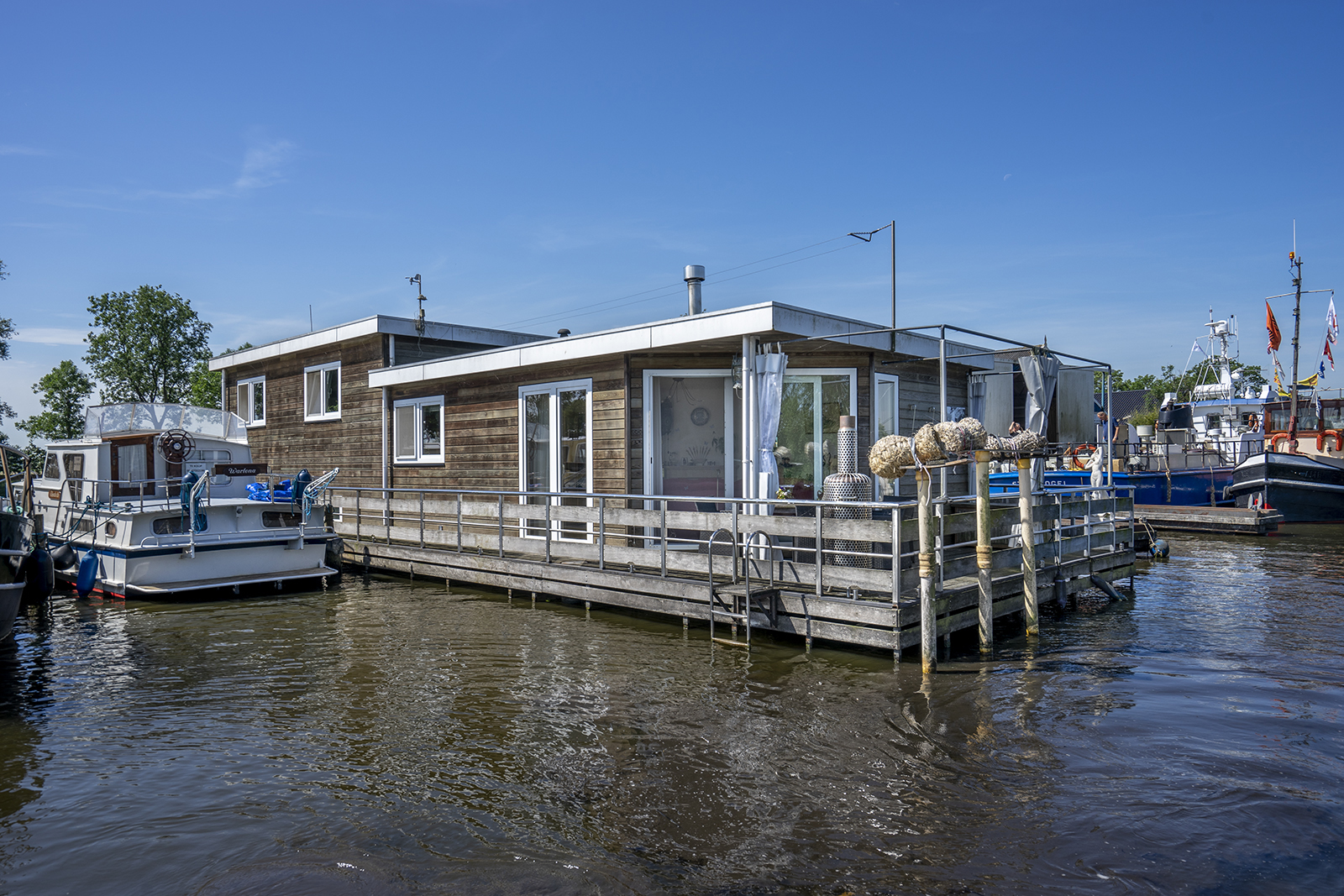 01 · Woonboot te Koop · Woonboot Verkopen · Woonboot Makelaar AWN