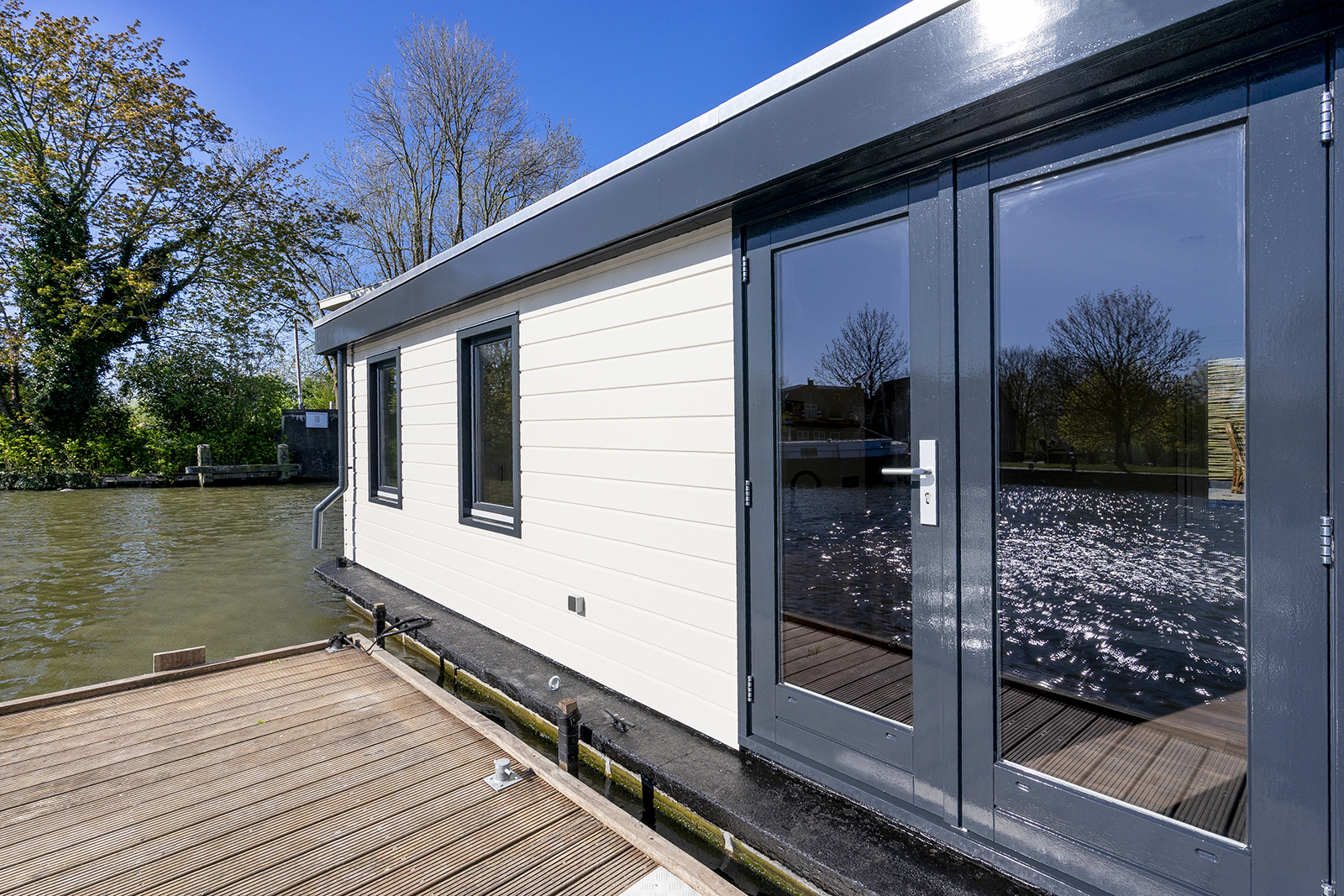 08 · Woonboot te Koop · Woonboot Verkopen · Woonboot Makelaar AWN