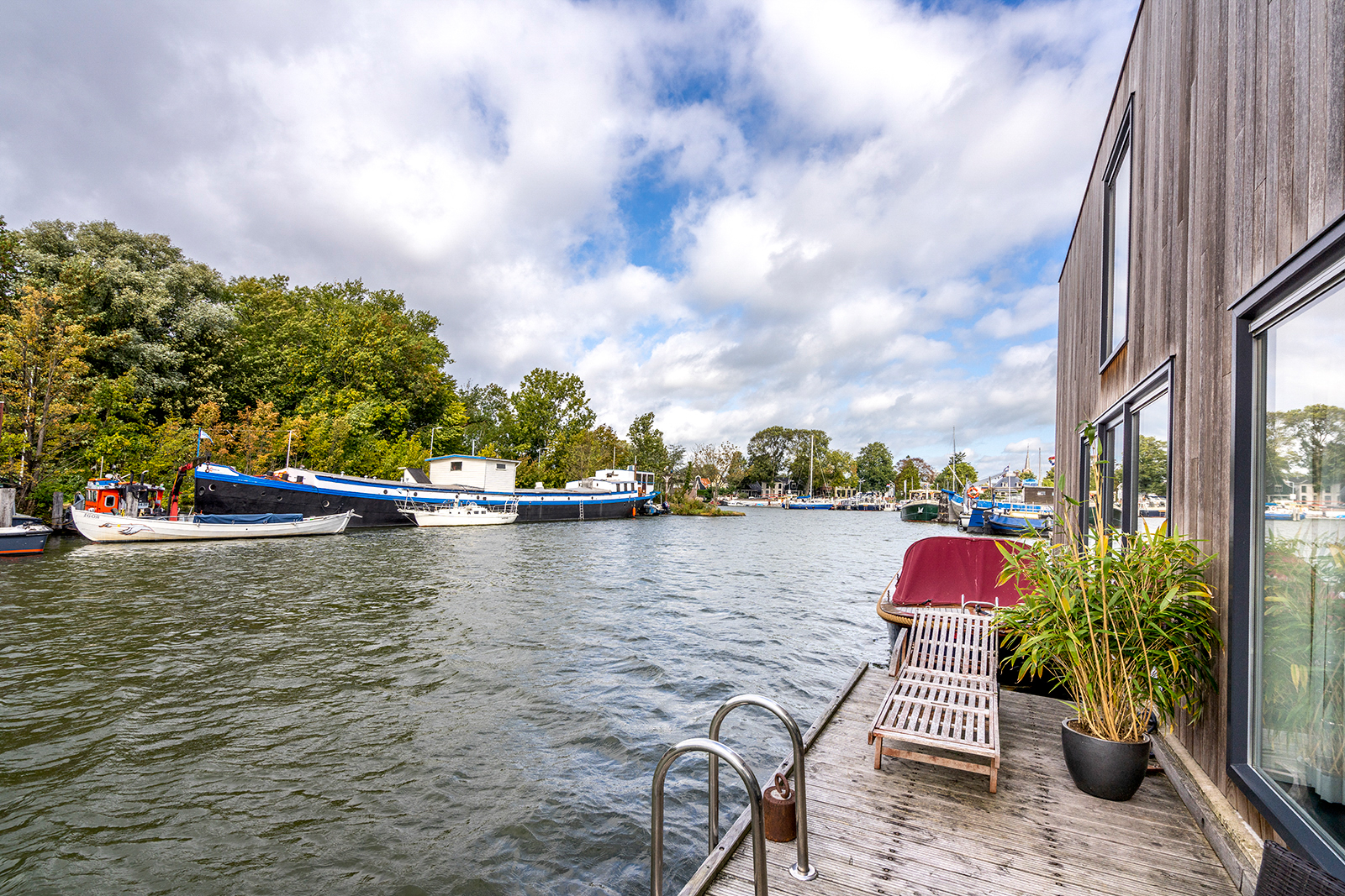 045 · Woonboot te Koop · Woonboot Verkopen · Woonboot Makelaar AWN
