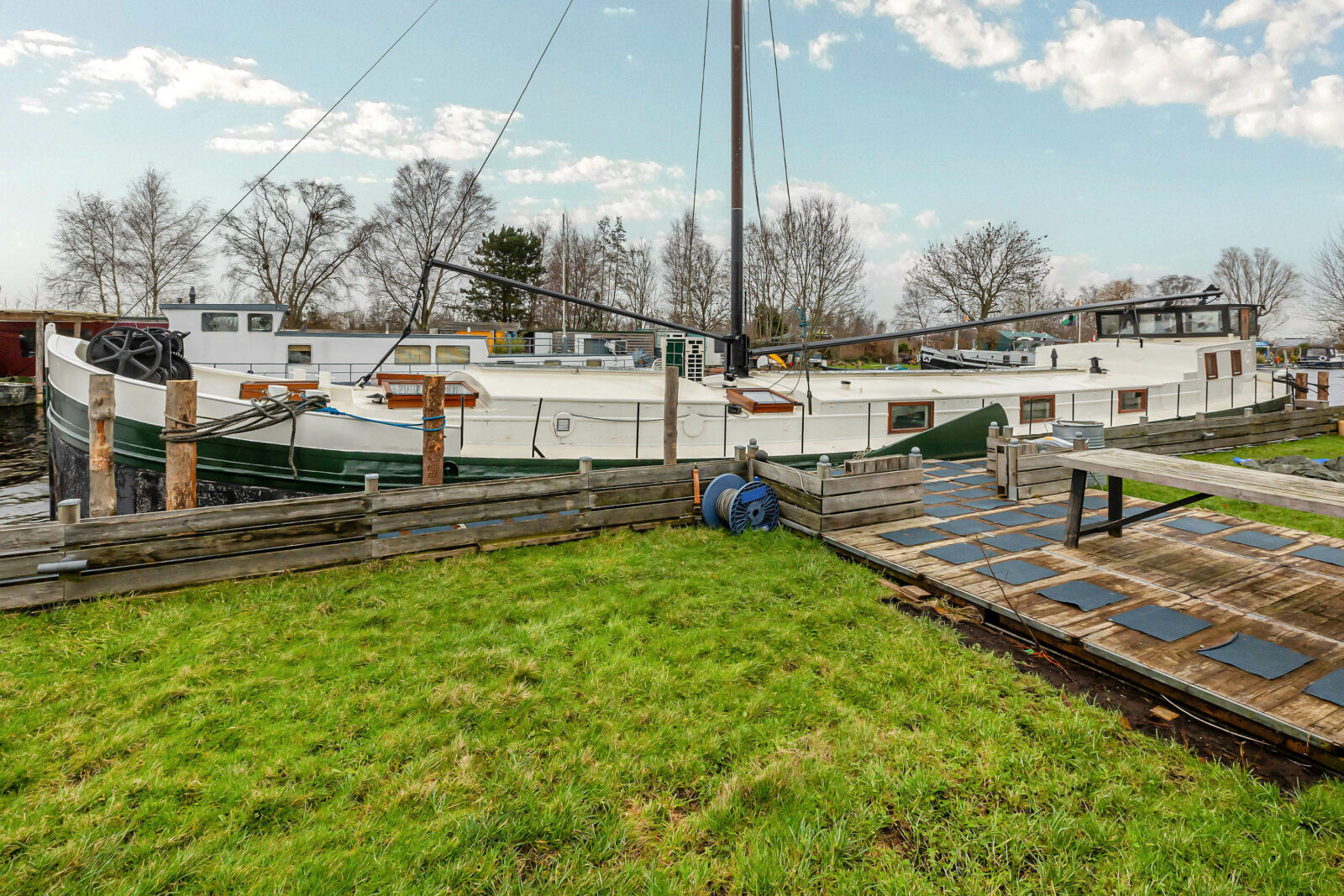 Recent geheel verbouwd woonschip zonder ligplaats.