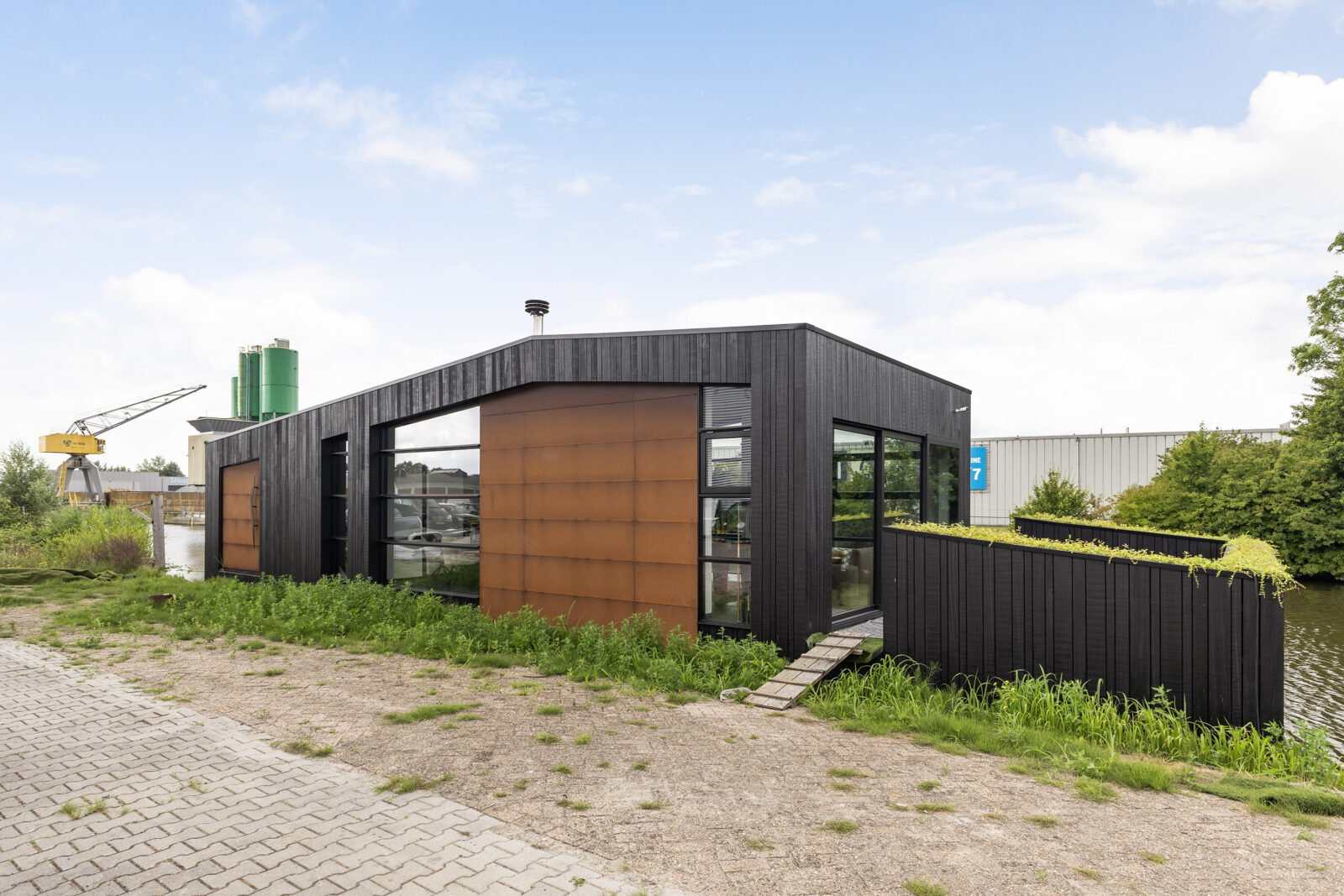 Moderne watervilla te koop zonder ligplaats